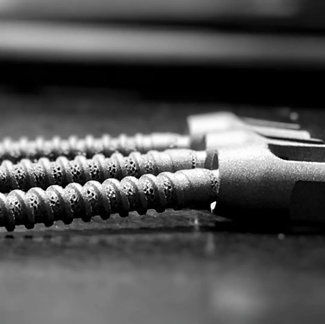 Detalle de la rosca y la superficie trabecular de un tornillo pedicular